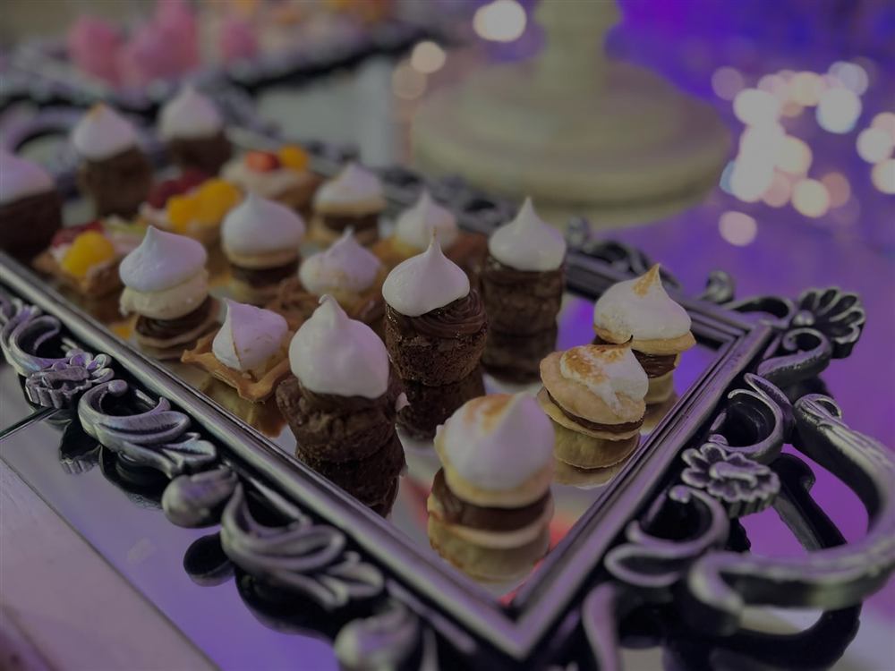 Mesa dulce con mini postres, otro ángulo