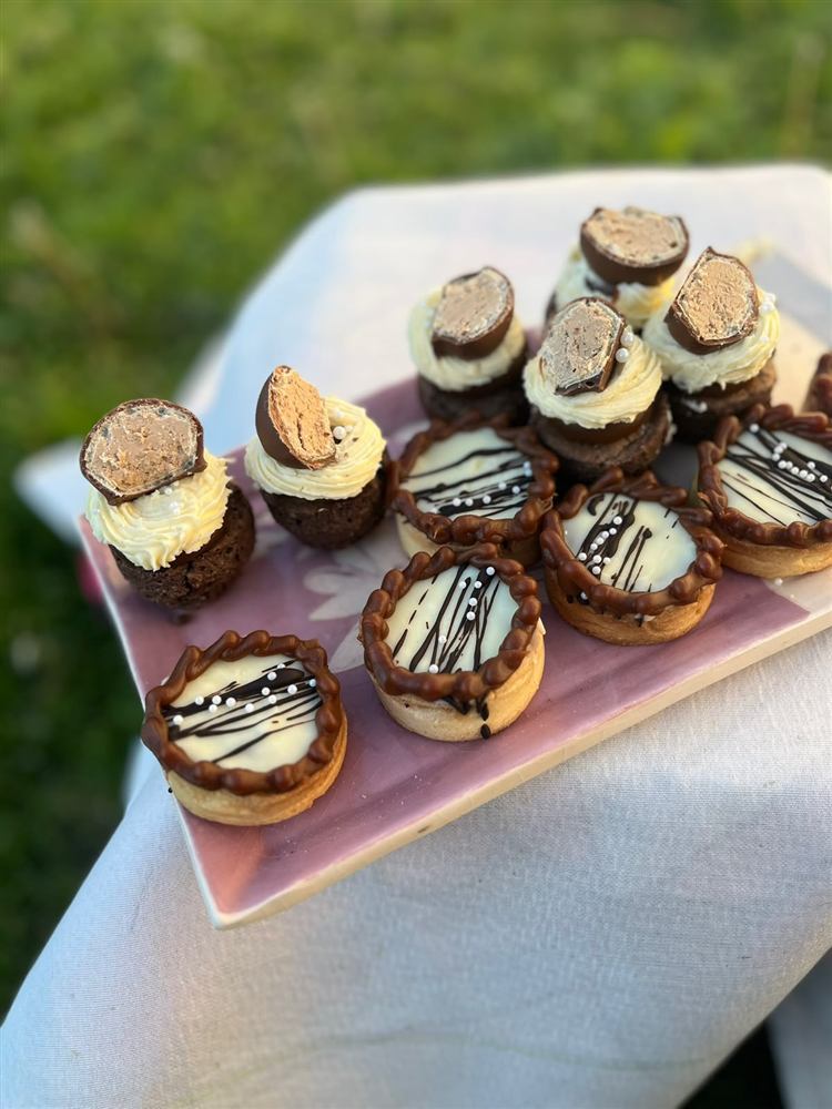 Mini brownies y tartaletas de chocolate blanco