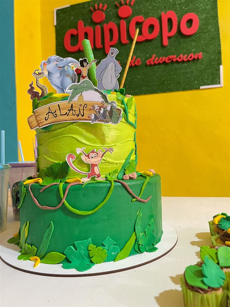 Torta temática de la selva para cumpleaños infantil