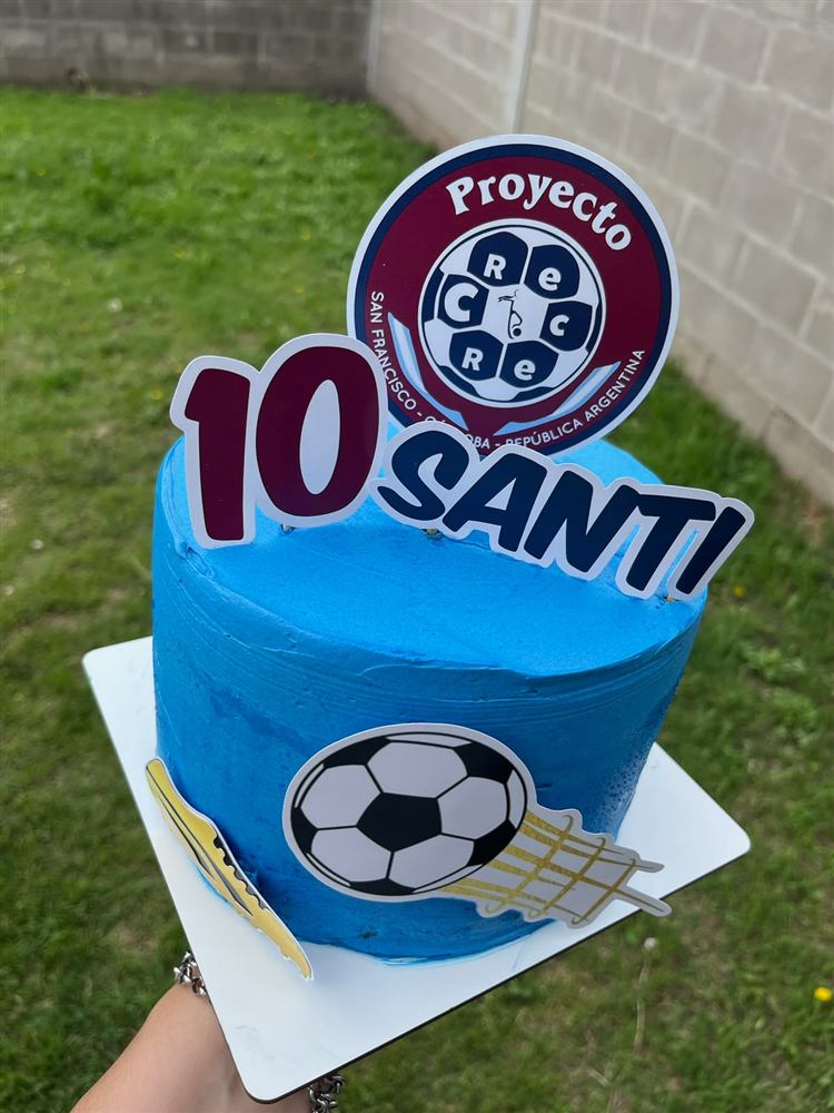 Torta de cumpleaños con temática de fútbol