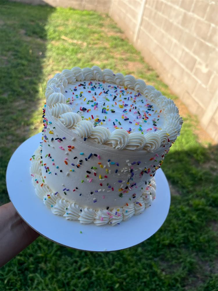 Torta blanca con sprinkles de colores