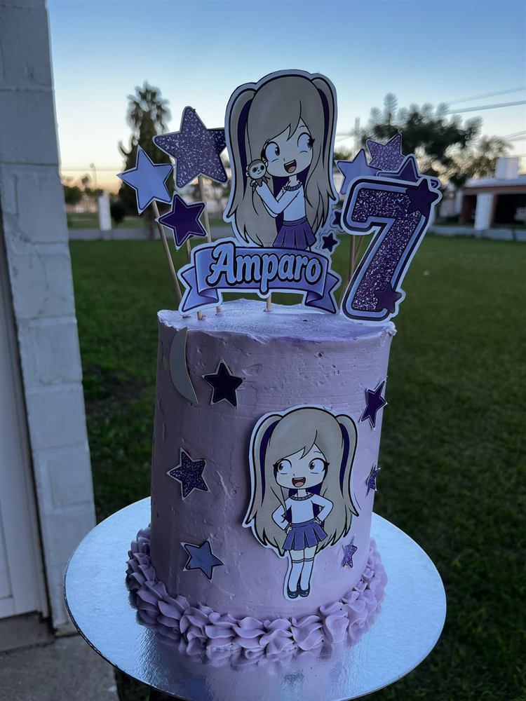 Torta lila con decoración de personaje anime