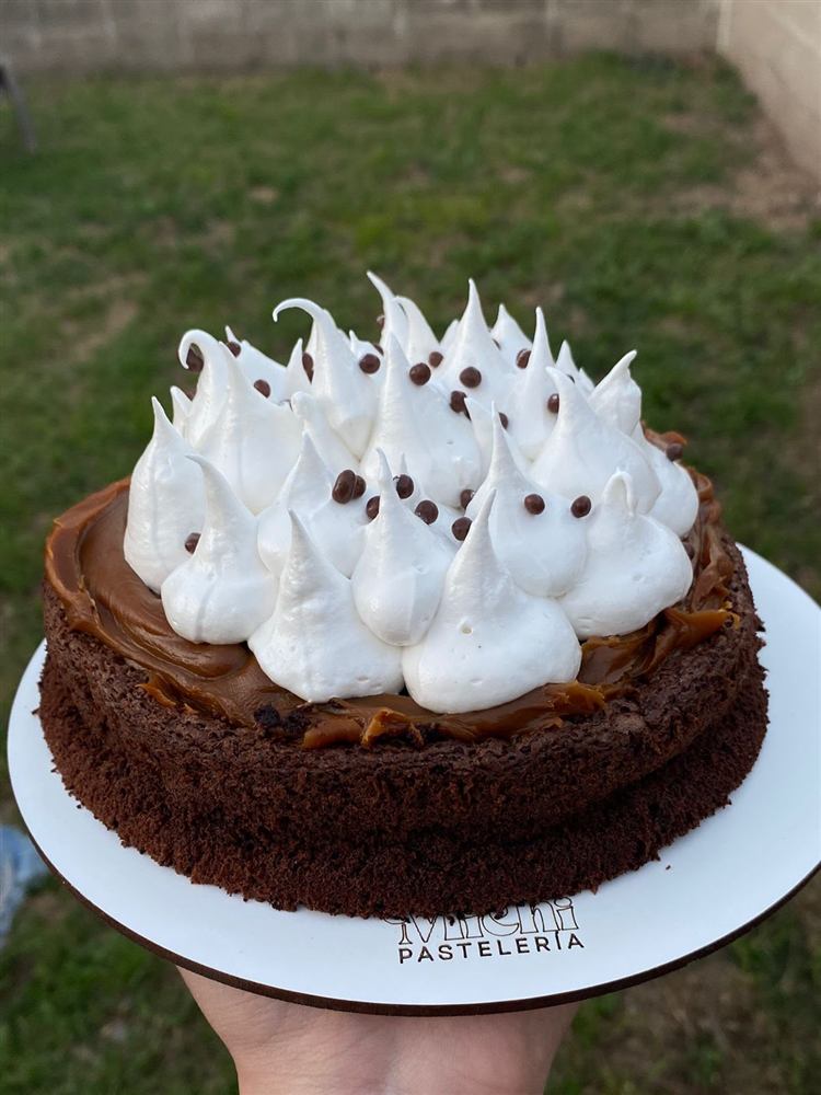 Torta de chocolate con merengues y dulce de leche