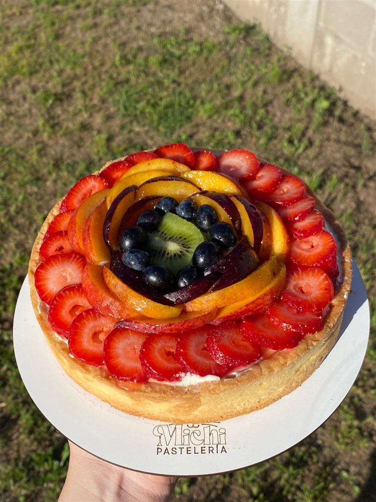 Tarta de frutas frescas, frutillas, kiwi y arándanos