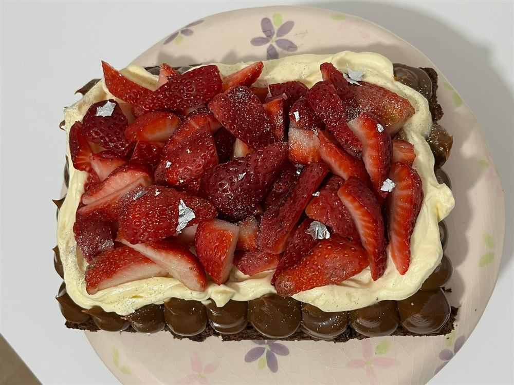 Torta rectangular de frutillas y dulce de leche