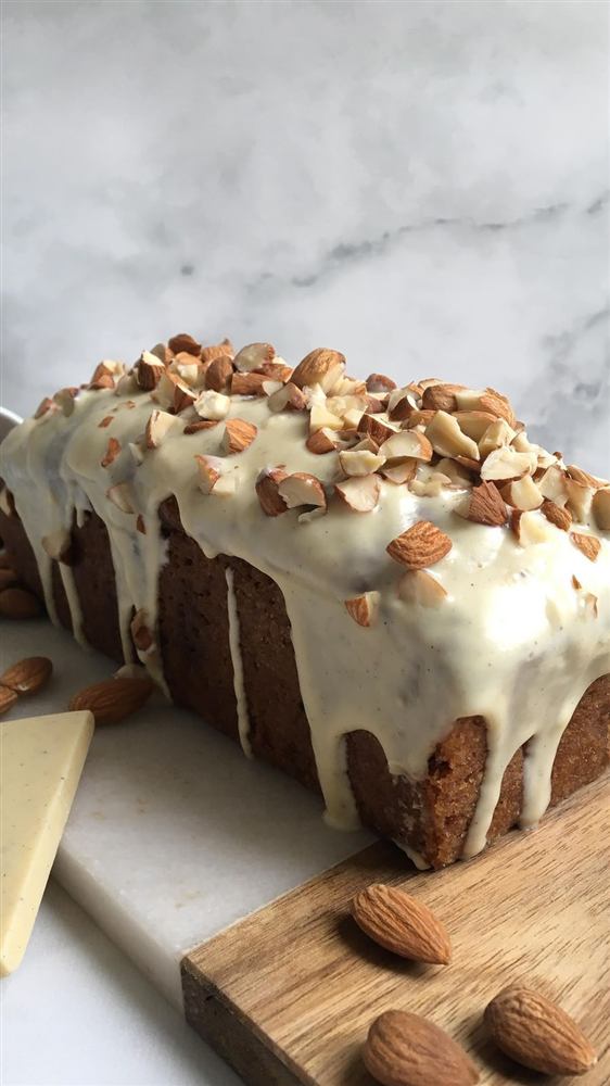 Budín con glaseado y almendras